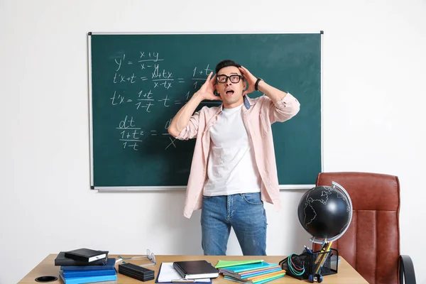 Шокований Вчитель Математики Біля Шахівниці Класі — стокове фото