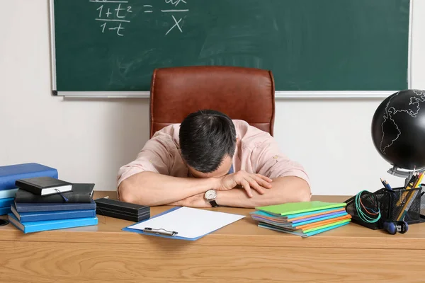 Κουρασμένος Άνδρας Δάσκαλος Κάθεται Στο Τραπέζι Στην Τάξη — Φωτογραφία Αρχείου