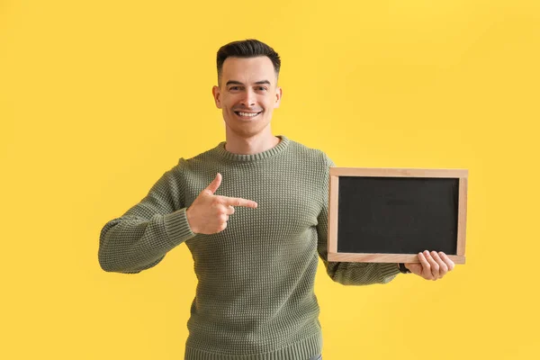 Männlicher Lehrer Zeigt Auf Tafel Auf Gelbem Hintergrund — Stockfoto