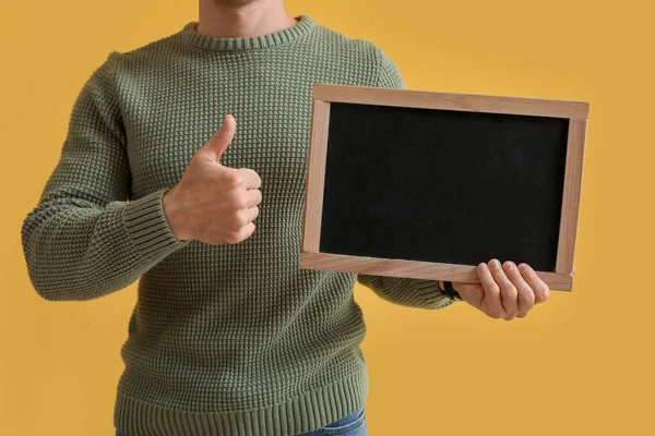 男教师 黑板上显示黄色背景的大拇指 — 图库照片