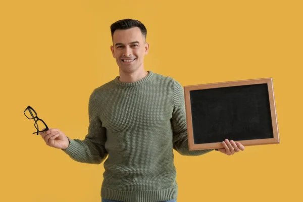 Männlicher Lehrer Mit Kreide Und Brille Auf Gelbem Hintergrund — Stockfoto