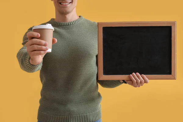Männlicher Lehrer Mit Tafel Und Tasse Kaffee Auf Gelbem Hintergrund — Stockfoto