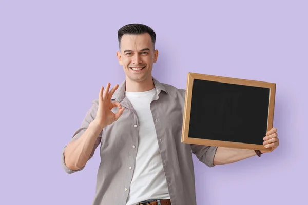 Male Teacher Chalkboard Showing Lilac Background — Stock Photo, Image