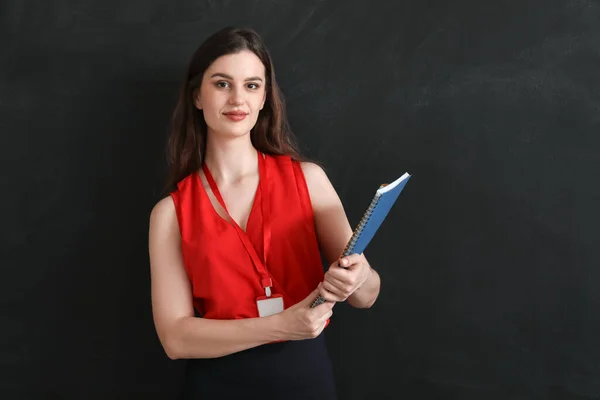 Vrouwelijke Leraar Met Notebook Buurt Van Schoolbord Klas — Stockfoto