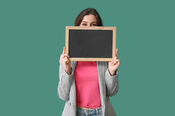 Vrouwelijke Leraar Met Schoolbord Groene Achtergrond — Stockfoto