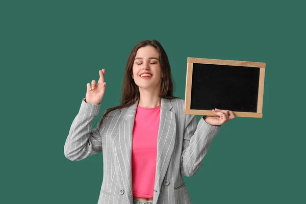 Kvinnlig Lärare Med Tavlan Pekar Något Grön Bakgrund — Stockfoto