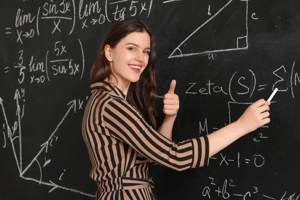 Profesora Matemáticas Impartiendo Clases Cerca Pizarra Clase — Foto de Stock