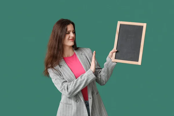 Vrouwelijke Leraar Verwerpen Schoolbord Groene Achtergrond — Stockfoto