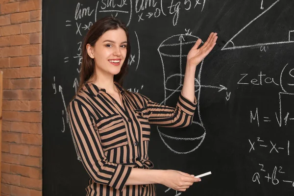 Vrouwelijke Wiskunde Leraar Het Uitvoeren Van Les Buurt Van Schoolbord — Stockfoto