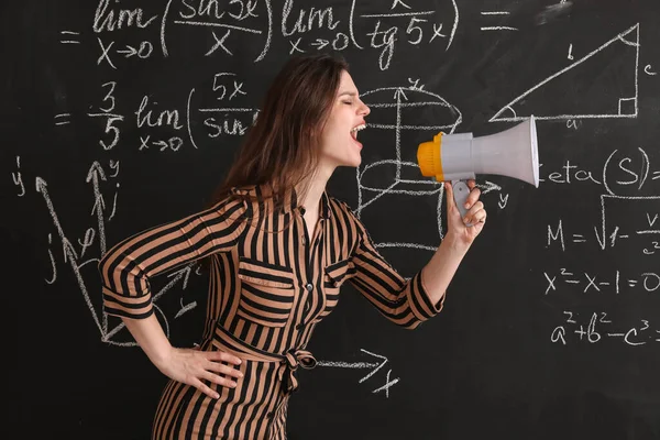 Vrouwelijke Wiskunde Leraar Schreeuwen Megafoon Buurt Van Schoolbord Klas — Stockfoto