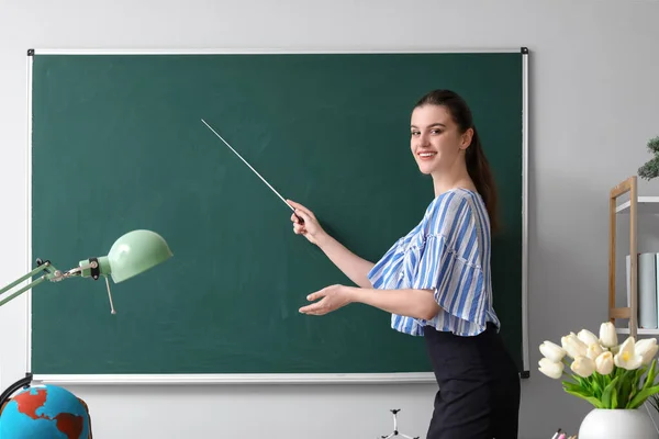 Γυναίκα Δάσκαλος Δείκτη Κοντά Στο Chalkboard Στην Τάξη — Φωτογραφία Αρχείου