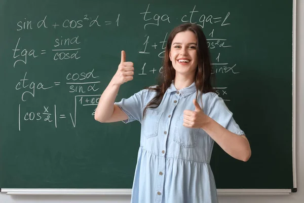Mathelehrerin Zeigt Daumen Nach Oben Bei Kreidetafel Klassenzimmer — Stockfoto