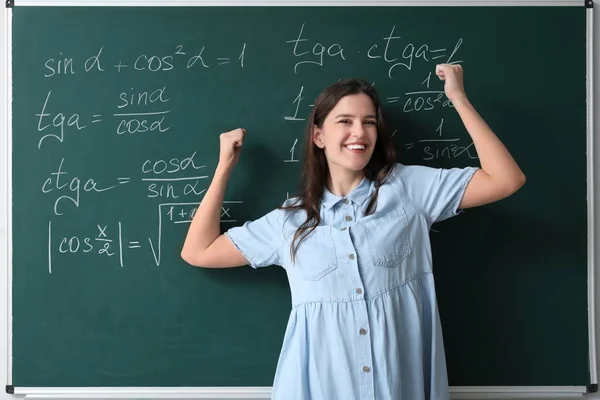 Glückliche Mathelehrerin Neben Kreidetafel Klassenzimmer — Stockfoto