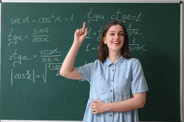 Vrouwelijke Wiskundeleraar Wijst Naar Iets Buurt Van Schoolbord Klas — Stockfoto