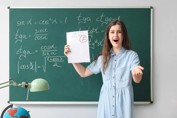 Tidak Senang Guru Perempuan Dengan Lembar Tes Diperiksa Dekat Papan — Stok Foto