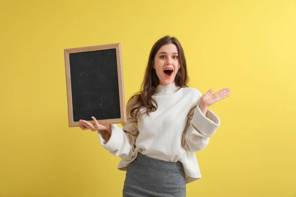 Vrouwelijke Leraar Met Schoolbord Gele Achtergrond — Stockfoto