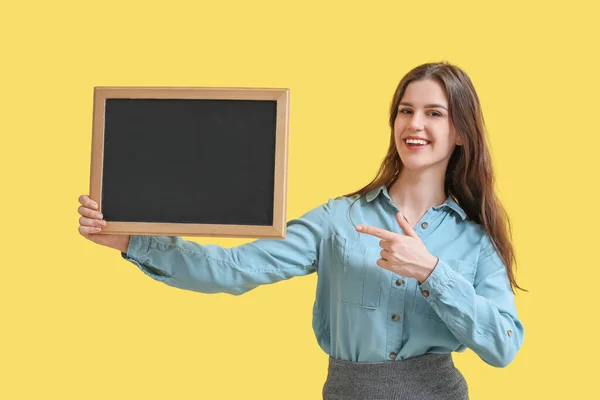 Žena Učitel Ukazuje Tabuli Žlutém Pozadí — Stock fotografie