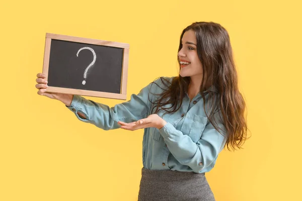 Vrouwelijke Leraar Met Schoolbord Met Vraagteken Gele Achtergrond — Stockfoto