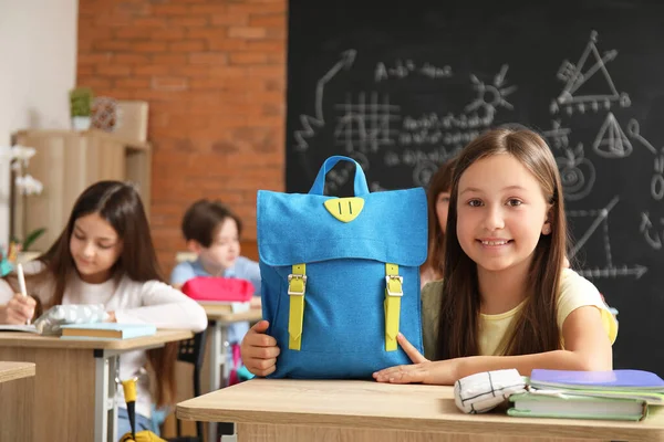 Kleines Mädchen Mit Rucksack Klassenzimmer — Stockfoto