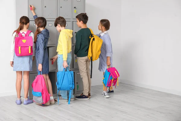 在学校储物柜附近背着背包的小学生 后视镜 — 图库照片
