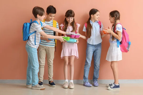 Kis Tanulók Uzsonnás Dobozokkal Hátizsákkal Rózsaszín Fal Közelében — Stock Fotó