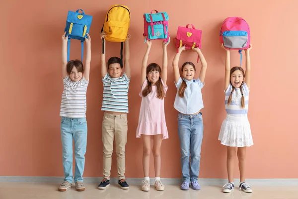Kis Tanulók Hátizsákkal Rózsaszín Fal Közelében — Stock Fotó