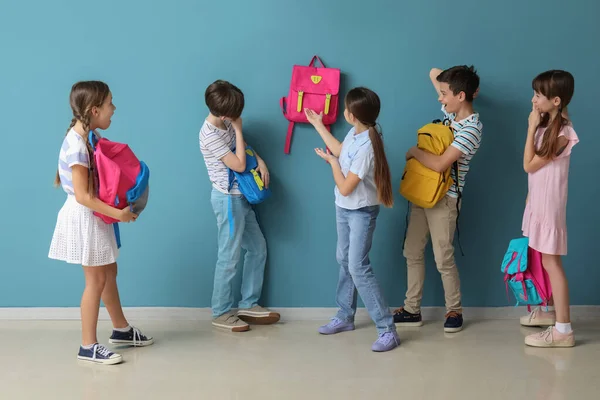 Kis Tanulók Hátizsákkal Kék Fal Közelében — Stock Fotó