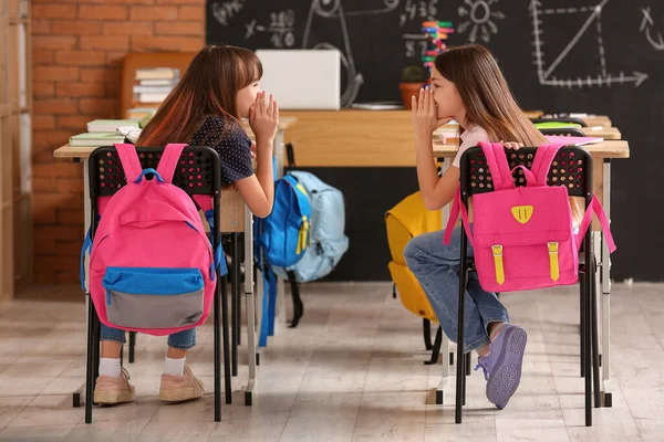 Sınıfta Sırt Çantalı Küçük Kızlar — Stok fotoğraf