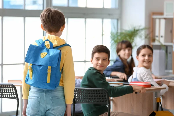 Sınıfta Sırt Çantalı Küçük Bir Çocuk Var — Stok fotoğraf