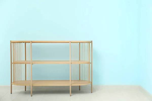 Houten Plankenkast Buurt Van Blauwe Muur Kamer — Stockfoto
