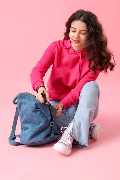 Studentin Mit Rucksack Sitzt Auf Rosa Hintergrund — Stockfoto