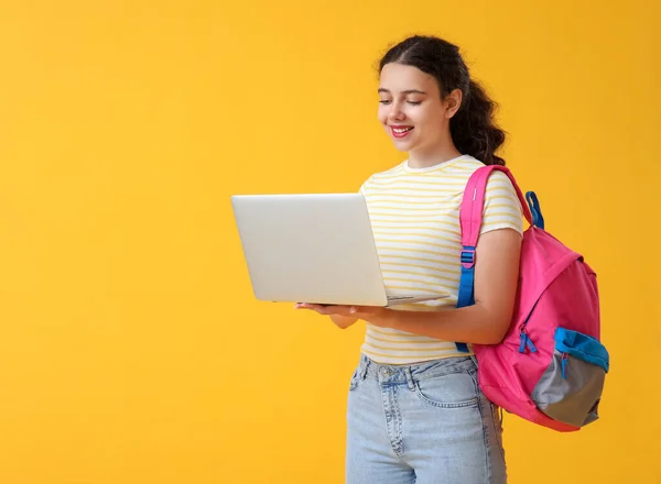 Studentin Mit Laptop Und Rucksack Auf Gelbem Hintergrund — Stockfoto