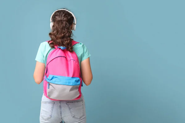 Studentin Mit Kopfhörer Und Rucksack Auf Blauem Hintergrund Rückseite — Stockfoto