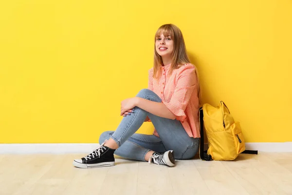 Female Student Backpack Sitting Yellow Wall — Stock Photo, Image