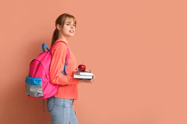 Γυναίκα Φοιτητής Βιβλία Μήλο Και Σακίδιο Πλάτης Στο Φόντο Χρώμα — Φωτογραφία Αρχείου