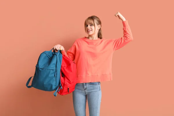 Kobieta Student Plecakiem Pokazuje Mięśnie Tle Koloru — Zdjęcie stockowe