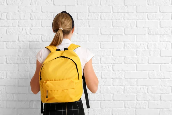 Studentin Mit Rucksack Auf Weißem Backsteinhintergrund Rückseite — Stockfoto