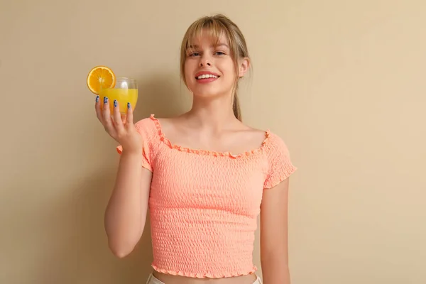 Εφηβική Κοπέλα Ένα Ποτήρι Χυμό Πορτοκάλι Μπεζ Φόντο — Φωτογραφία Αρχείου