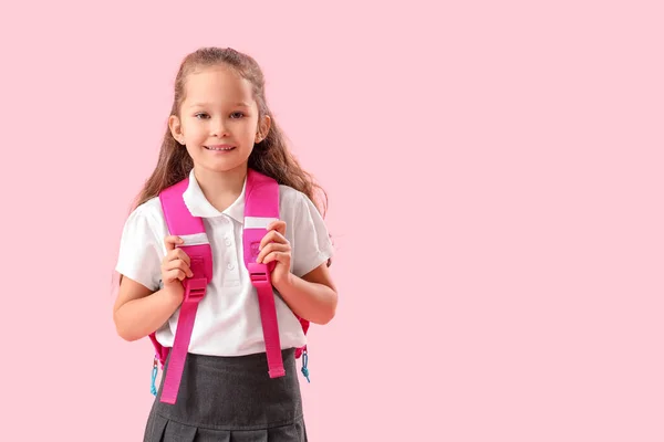 Kleines Schulmädchen Mit Rucksack Auf Rosa Hintergrund — Stockfoto