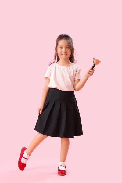 Klein Schoolmeisje Met Bel Roze Achtergrond — Stockfoto