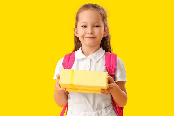 Mała Uczennica Prezentem Żółtym Tle — Zdjęcie stockowe