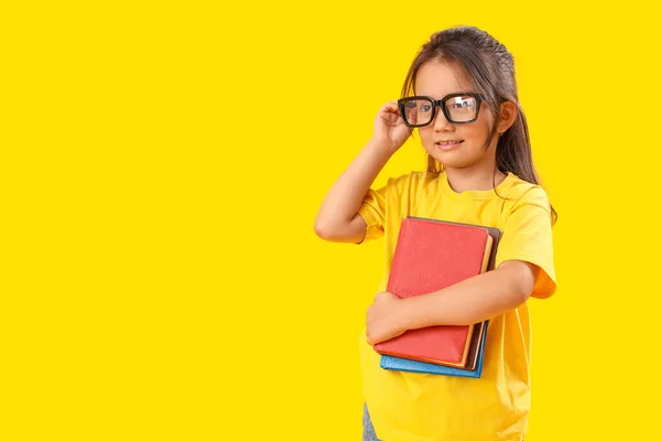 Klein Schoolmeisje Met Boeken Gele Achtergrond — Stockfoto