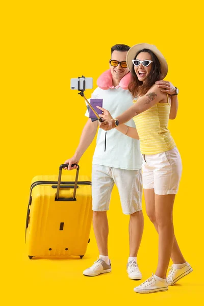 Pareja Joven Con Pasaportes Maleta Tomando Selfie Sobre Fondo Amarillo — Foto de Stock