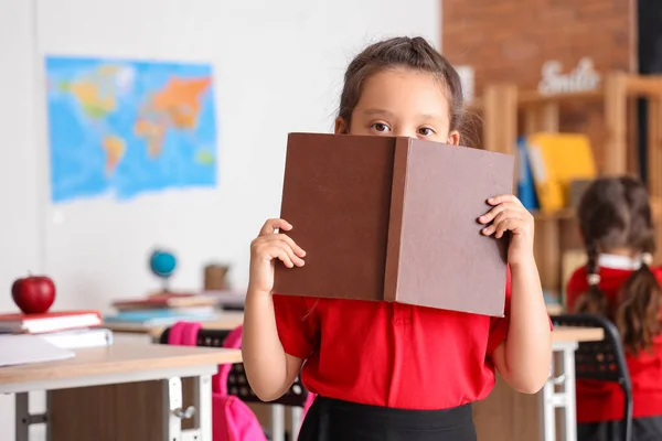 Kisiskolás Lány Könyvvel Osztályteremben — Stock Fotó