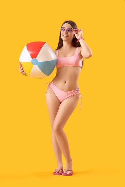 Junge Frau Badeanzug Mit Strandball Auf Gelbem Hintergrund — Stockfoto