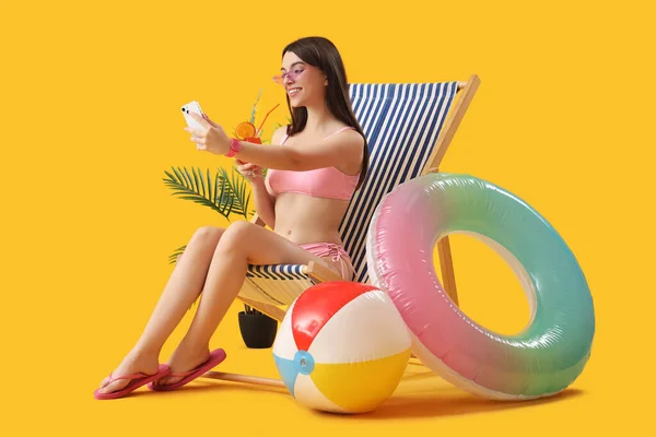 Young Woman Summer Cocktail Taking Selfie Deck Chair Yellow Background — Stock Photo, Image