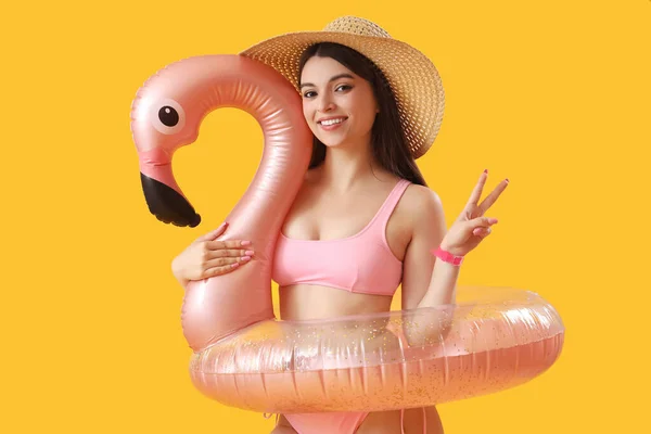Junge Frau Mit Aufblasbarem Ring Form Eines Flamingos Zeigt Siegesgeste — Stockfoto