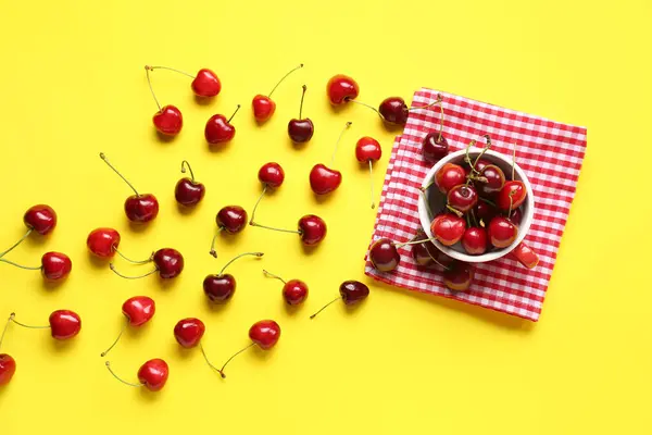 Pohár Sladkými Třešněmi Žlutém Pozadí — Stock fotografie