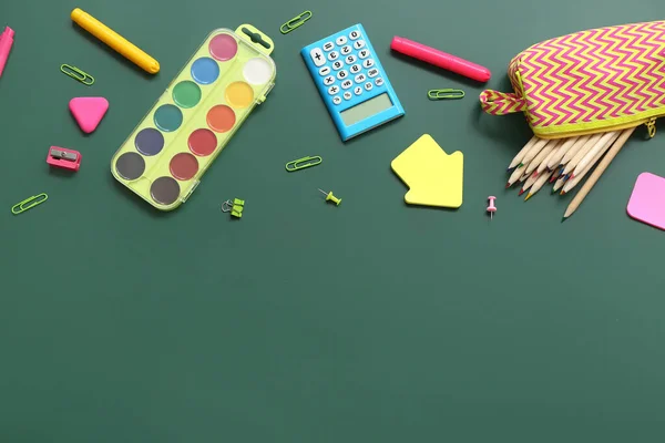 Taschenrechner Mit Unterschiedlicher Schreibwaren Auf Grüner Tafel — Stockfoto
