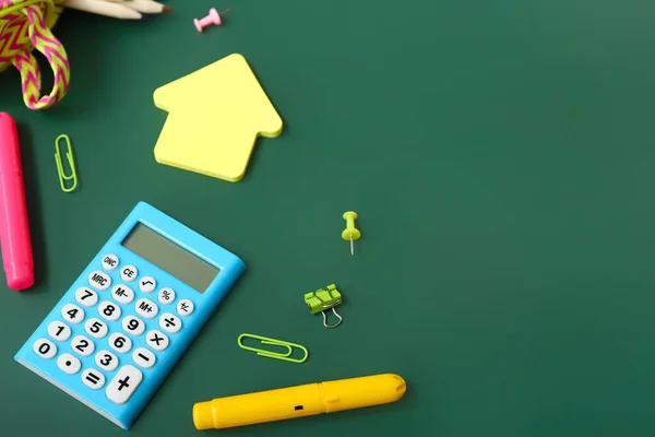 Taschenrechner Mit Unterschiedlicher Schreibwaren Auf Grüner Tafel — Stockfoto